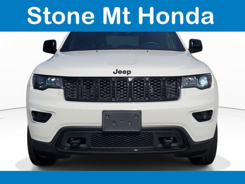 Used 2019 Jeep Grand Cherokee Laredo AWD/4WD image 2