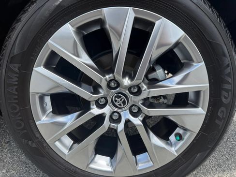 Used 2021 Toyota RAV4 XLE Premium FWD image 26