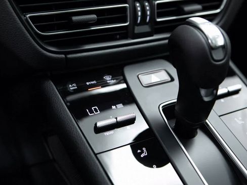 Certified 2025 Porsche Macan image 23