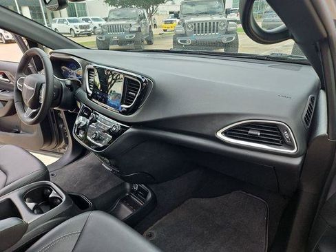 Used 2025 Chrysler Pacifica Select FWD image 25