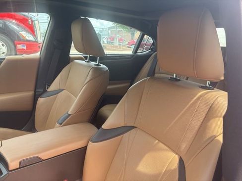 Used 2021 Lexus ES 350 Ultra Luxury w/ Accessory Package 2 FWD image 2