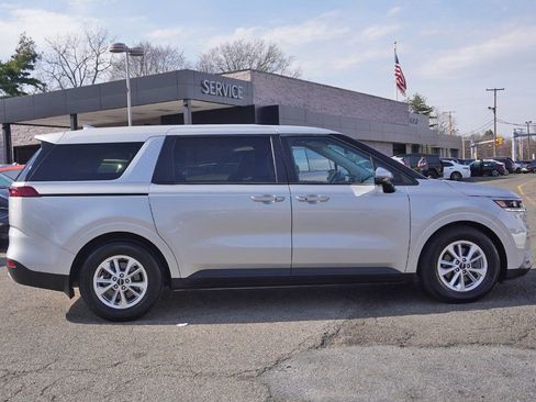 Used 2023 Kia Carnival LX FWD image 19