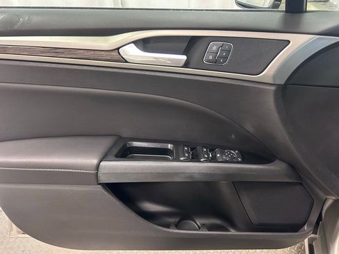 Used 2016 Ford Fusion SE w/ Equipment Group 202A FWD image 4