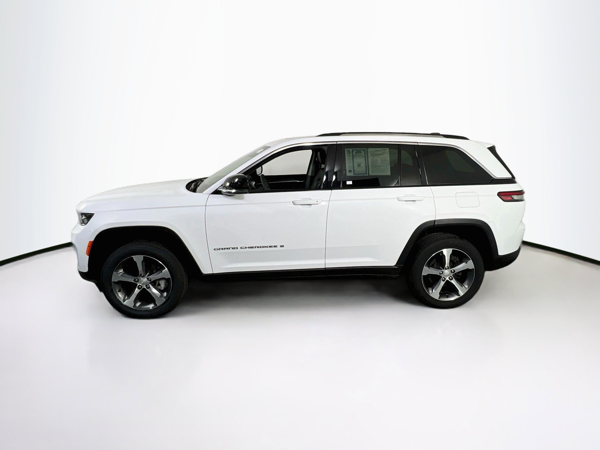 Used 2023 Jeep Grand Cherokee Limited AWD/4WD image 8