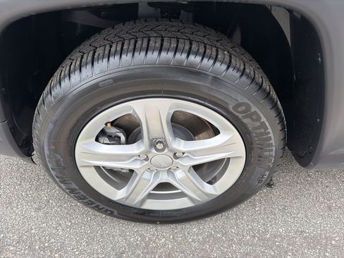 Used 2024 Jeep Compass Latitude image 13