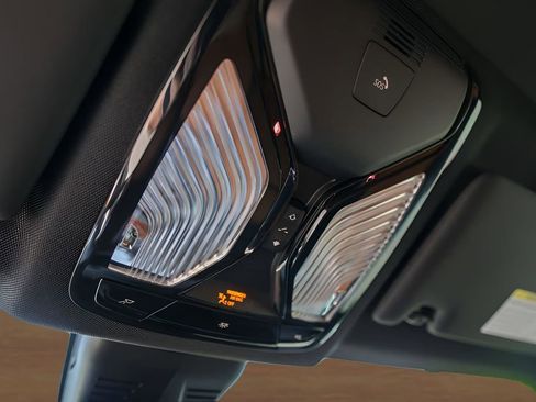 Used 2025 BMW 330i Sedan w/ Premium Package image 21