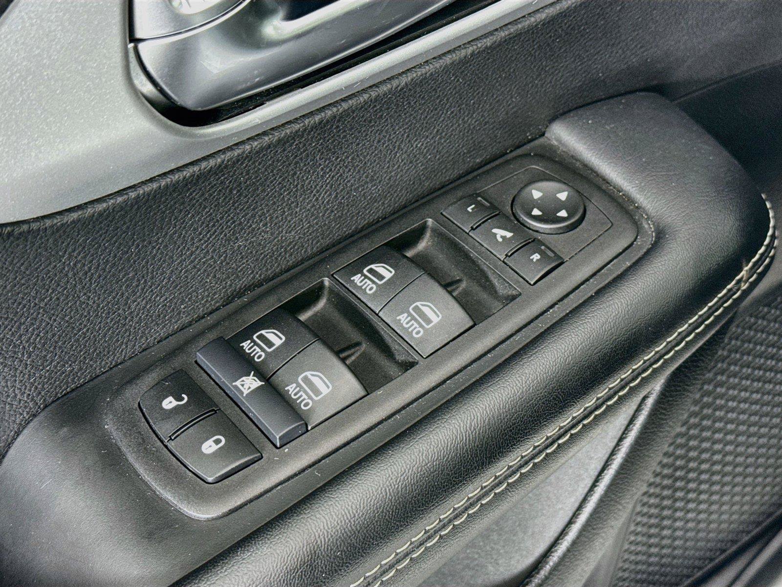 Used 2025 Chrysler Pacifica Limited FWD image 29