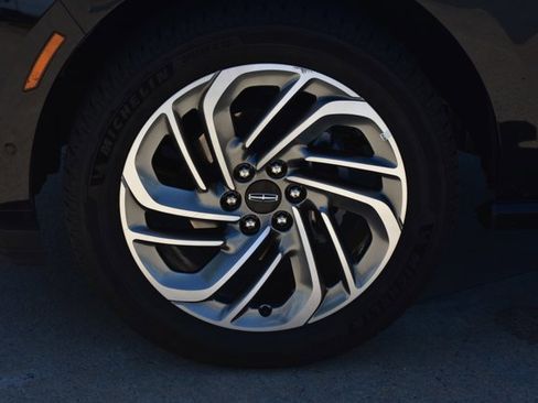 Used 2025 Lincoln Navigator Reserve AWD/4WD image 9