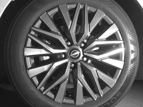 Used 2025 Nissan Altima 2.5 SV FWD image 12