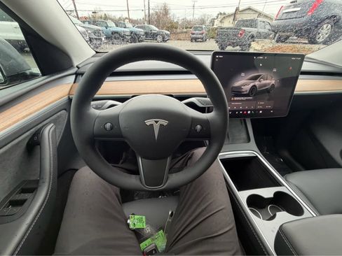 Used 2024 Tesla Model Y Performance image 12