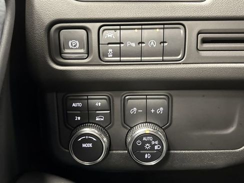 Used 2024 GMC Yukon XL SLE image 23