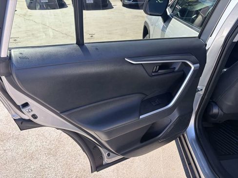 Used 2019 Toyota RAV4 LE AWD/4WD image 17