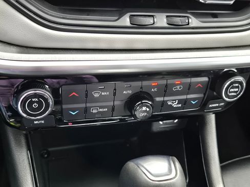 Used 2025 Jeep Compass Limited image 18