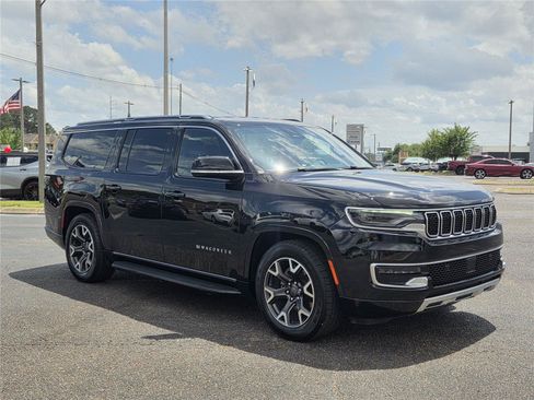 Used 2024 Jeep Wagoneer L Series III w/ Flexible Seating Group AWD/4WD image 3