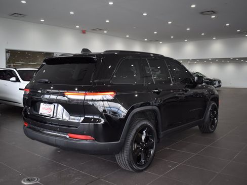 Used 2023 Jeep Grand Cherokee Limited w/ Black Appearance Package AWD/4WD image 11