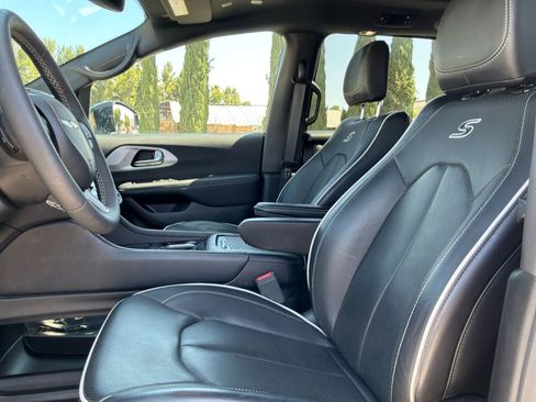 Used 2025 Chrysler Pacifica Premium FWD image 18