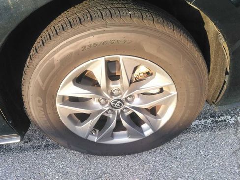 Used 2024 Toyota Sienna XLE FWD image 3