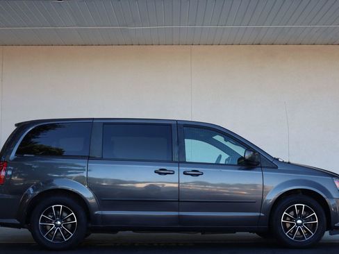 Used 2017 Dodge Grand Caravan GT FWD image 2
