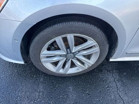 Used 2017 Volkswagen Passat 1.8T SEL Premium image 2