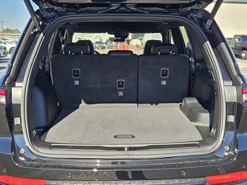 New 2025 Jeep Grand Cherokee Laredo image 8