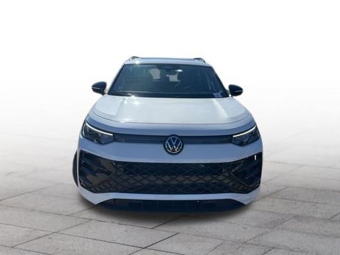 Used 2025 Volkswagen Tiguan SE R-Line image 2