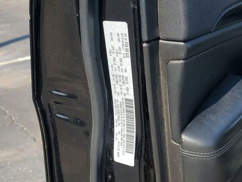 Used 2019 Jeep Grand Cherokee Laredo AWD/4WD image 32