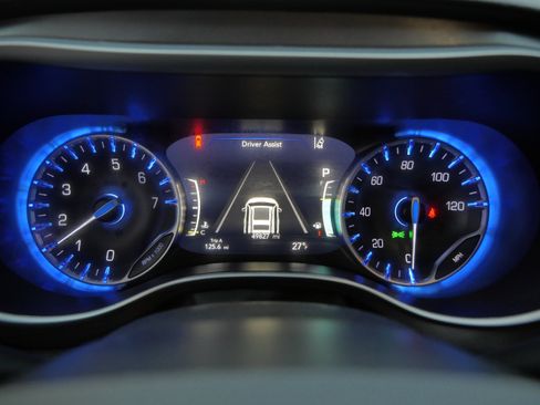 Used 2024 Chrysler Pacifica Touring-L image 21