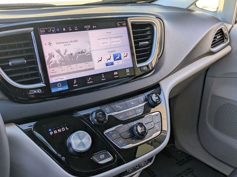 Used 2024 Chrysler Pacifica Touring-L image 15