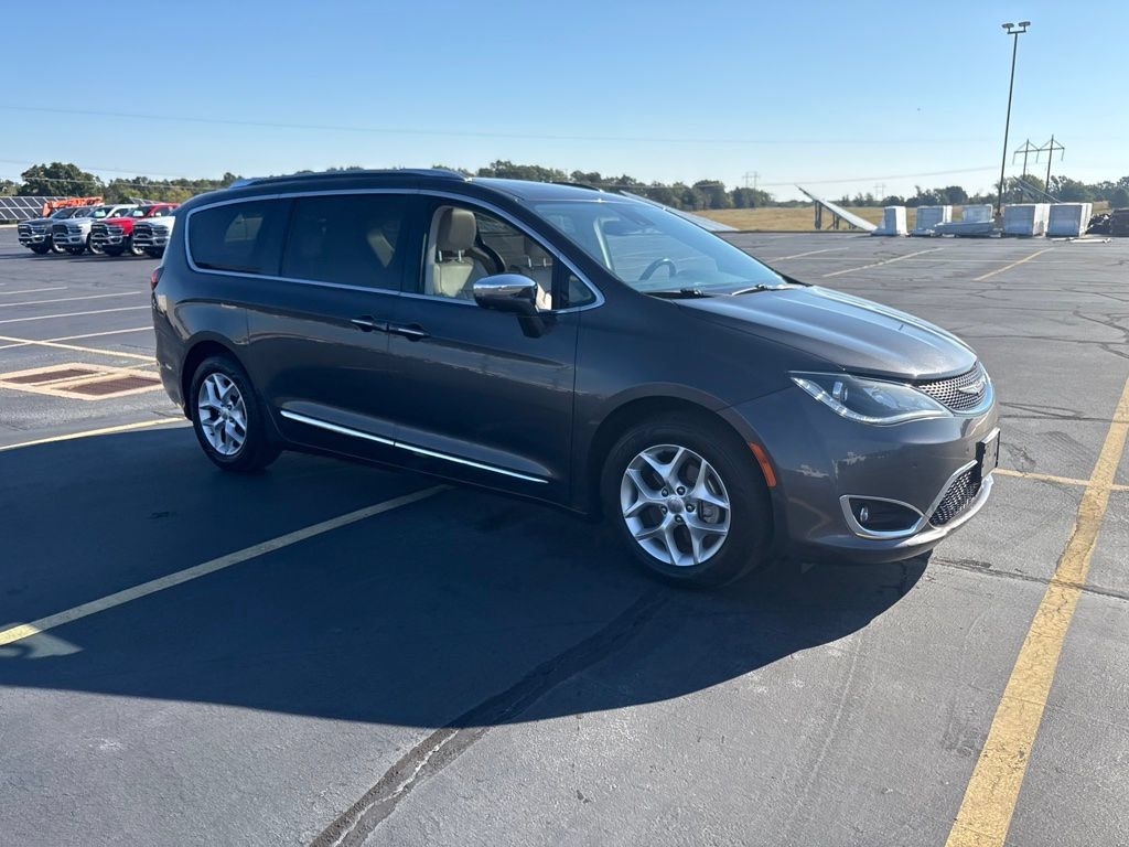 Used 2020 Chrysler Pacifica Limited w/ Advanced Safetytec Group FWD image 10