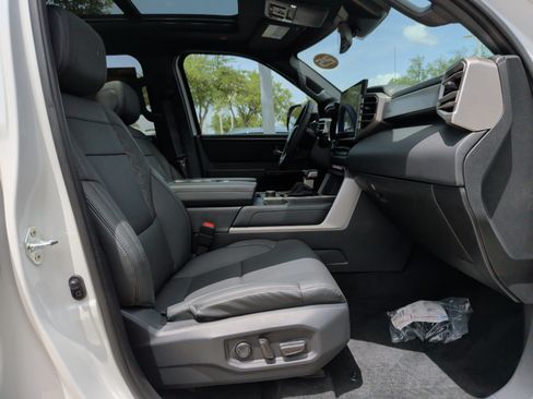 Used 2025 Toyota Tundra Limited AWD/4WD image 33