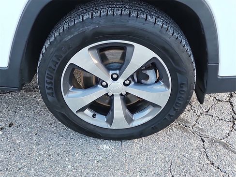 Used 2019 Jeep Cherokee Limited image 10