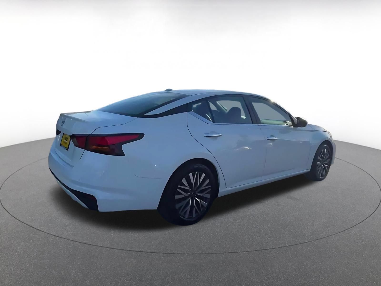 Used 2025 Nissan Altima 2.5 SV FWD image 13