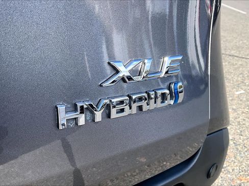 Certified 2023 Toyota Sienna XLE image 9