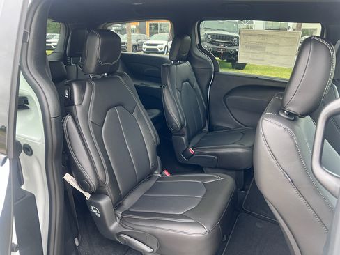 New 2026 Chrysler Pacifica Select image 13