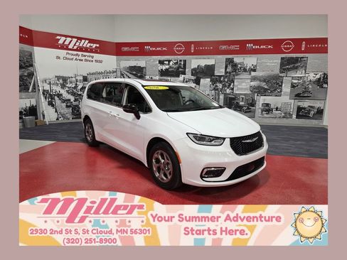 Used 2024 Chrysler Pacifica Limited AWD/4WD image 1