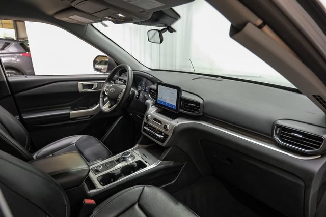 Used 2021 Ford Explorer XLT w/ Equipment Group 202A AWD/4WD image 17
