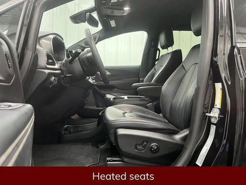 Used 2025 Chrysler Pacifica Select FWD image 12