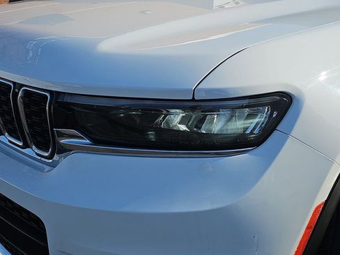 Used 2023 Jeep Grand Cherokee L Limited w/ Luxury Tech Group II image 32