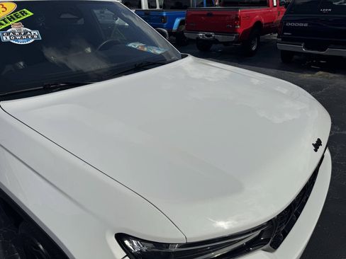 Used 2023 Jeep Grand Cherokee Altitude RWD image 10