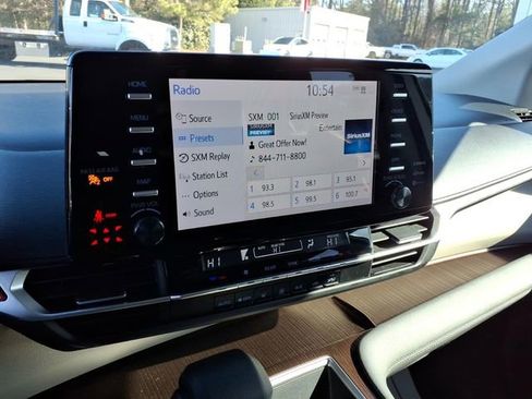 Used 2023 Toyota Sienna LE image 17