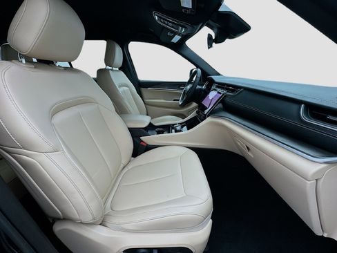 Used 2025 Jeep Grand Cherokee Limited image 20