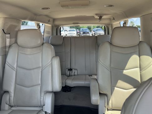 Used 2019 Cadillac Escalade ESV Luxury AWD/4WD image 16
