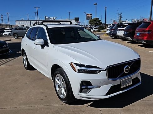 Used 2022 Volvo XC60 B5 Momentum image 3