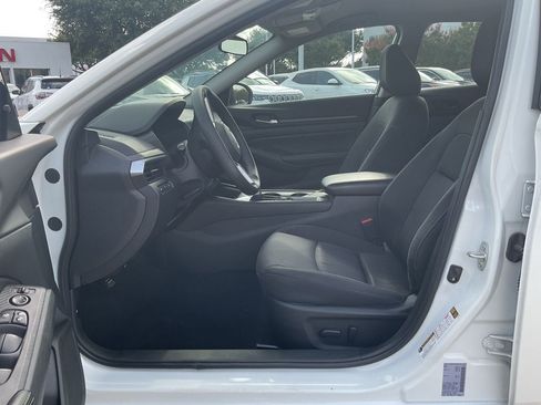 Used 2025 Nissan Altima 2.5 SV FWD image 8