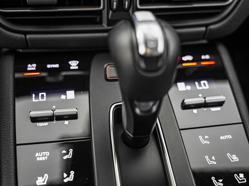 Certified 2024 Porsche Macan AWD/4WD image 21