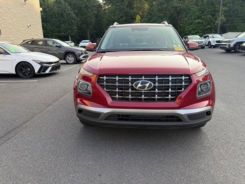 Used 2023 Hyundai Venue SEL FWD image 2