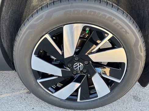 New 2026 Volkswagen Atlas Cross Sport SE image 9