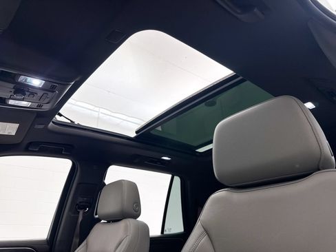 Used 2022 Chevrolet Tahoe LT w/ Luxury Package AWD/4WD image 3