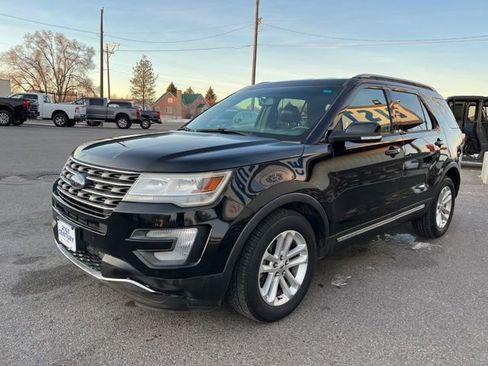 Used 2016 Ford Explorer XLT w/ Equipment Group 202A image 5