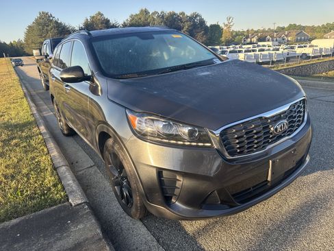 Used 2020 Kia Sorento S image 2